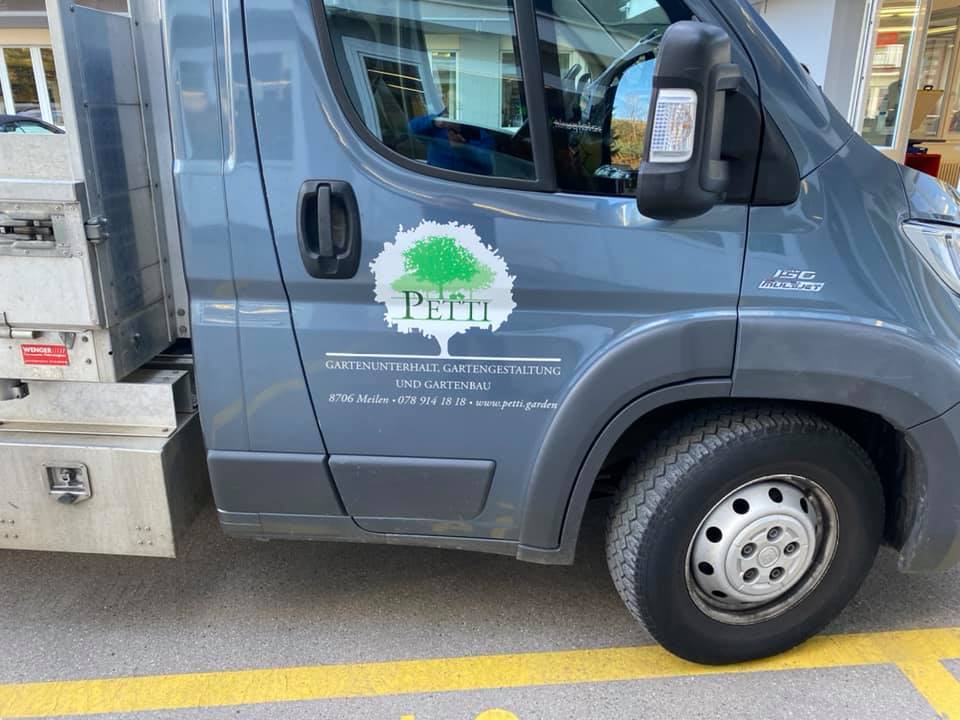 Servicefahrzeug vor einer Liegenschaft